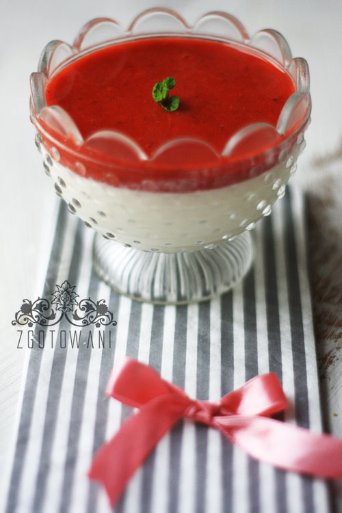 panna-cotta-z-musem-truskawkowym-1