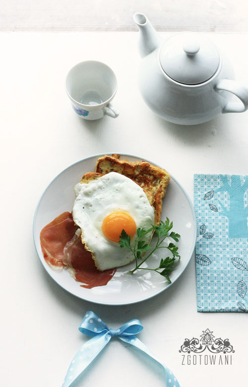 tost-francuski-z-jajkiem-sadzonym-i-szynka-serrano-1