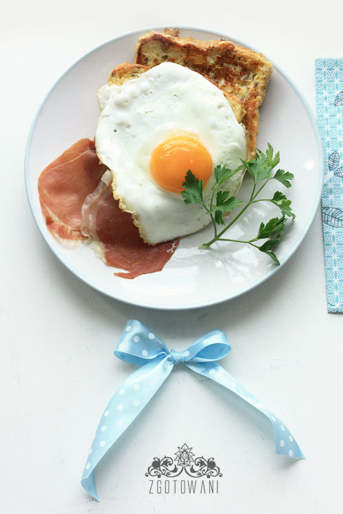 tost-francuski-z-jajkiem-sadzonym-i-szynka-serrano-6