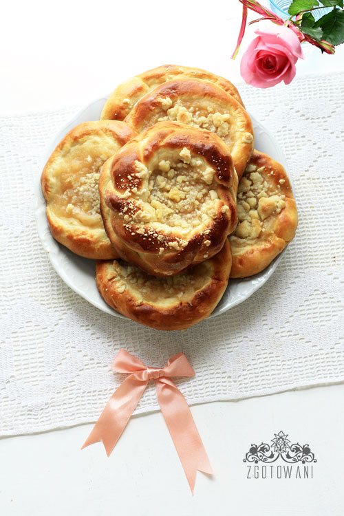 drozdzowka-z-jablkami-i-kruszonka-7