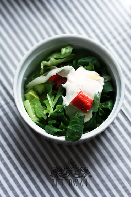blyskawiczna-salatka-z-surimi-i-roszponka-2