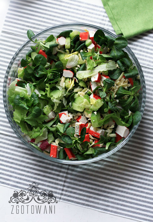 blyskawiczna-salatka-z-surimi-i-roszponka-3
