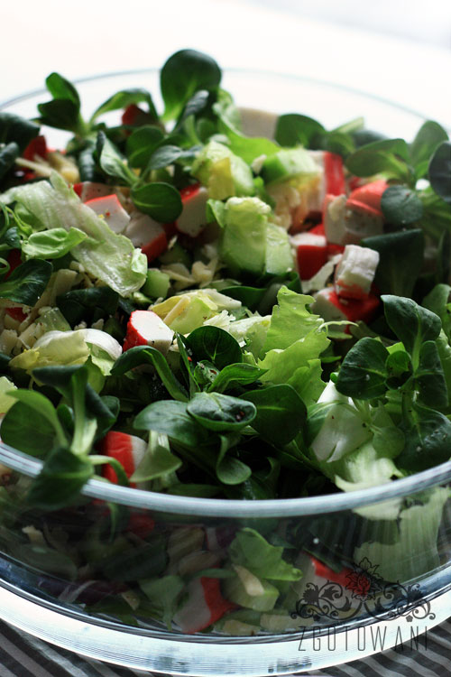 blyskawiczna-salatka-z-surimi-i-roszponka-5