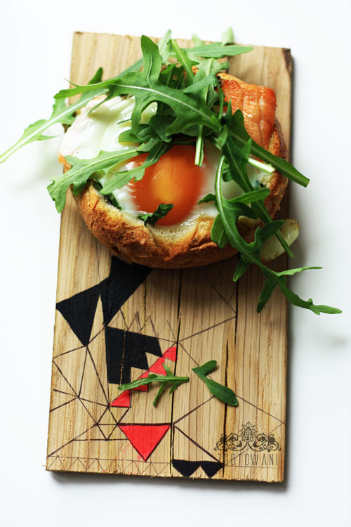 bulka-zapiekana-z-jajkiem-lososiem-i-rucola-6