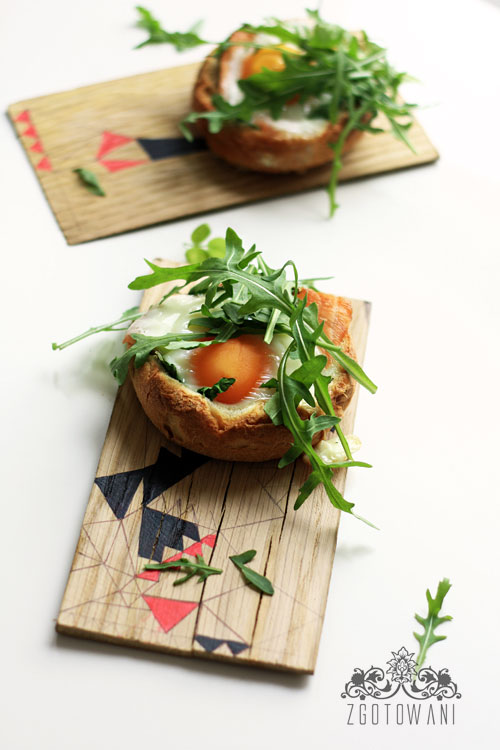 bulka-zapiekana-z-jajkiem-lososiem-i-rucola-7