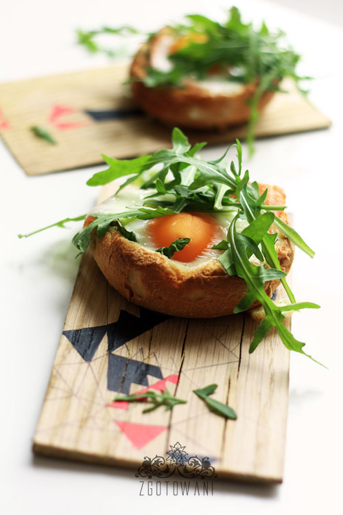 bulka-zapiekana-z-jajkiem-lososiem-i-rucola-8