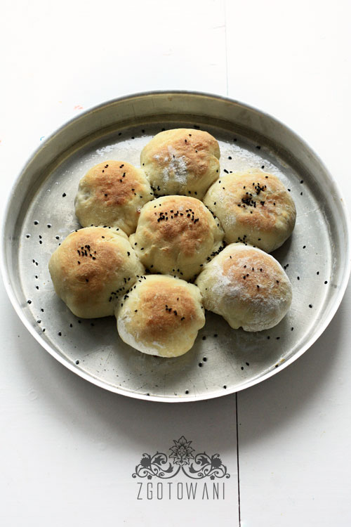 drozdzowe-buleczki-z-pieczarkami-kielbasa-i-pomidorami-2