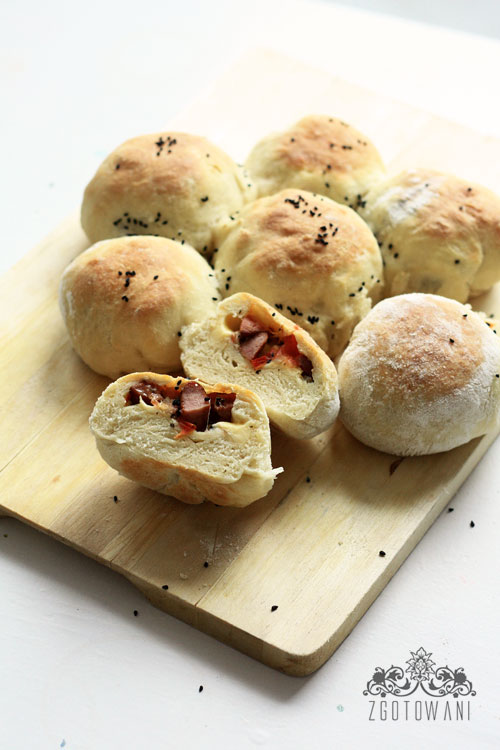 drozdzowe-buleczki-z-pieczarkami-kielbasa-i-pomidorami-4