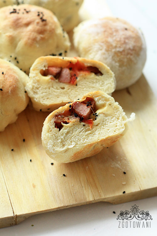 drozdzowe-buleczki-z-pieczarkami-kielbasa-i-pomidorami-8