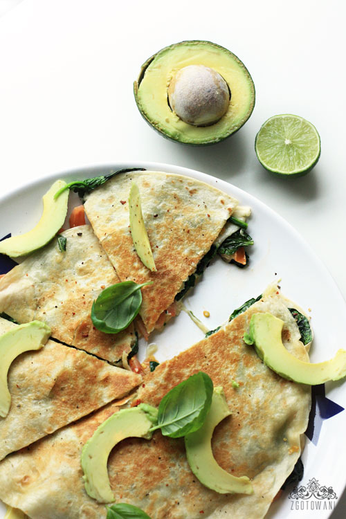 quesadillas-z-caprese-z-dodatkiem-szpinaku-i-awokado-1