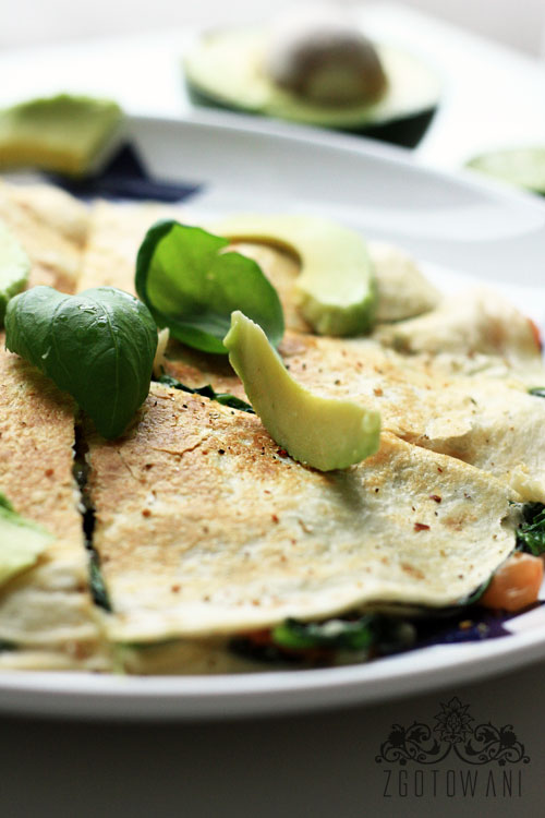 quesadillas-z-caprese-z-dodatkiem-szpinaku-i-awokado-10