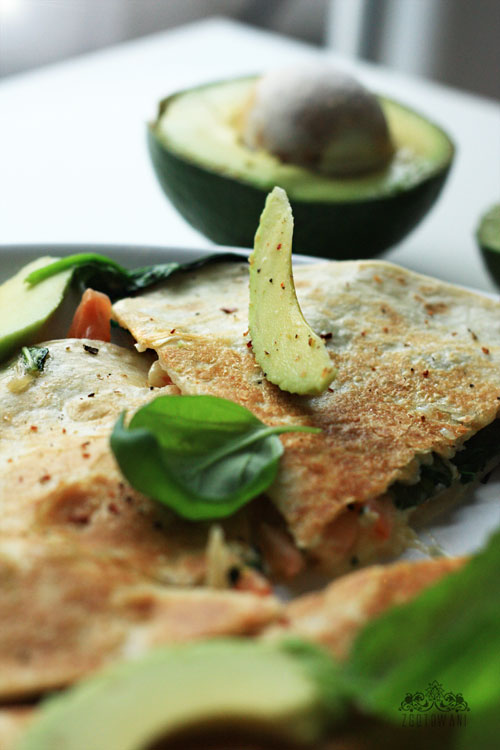 quesadillas-z-caprese-z-dodatkiem-szpinaku-i-awokado-3