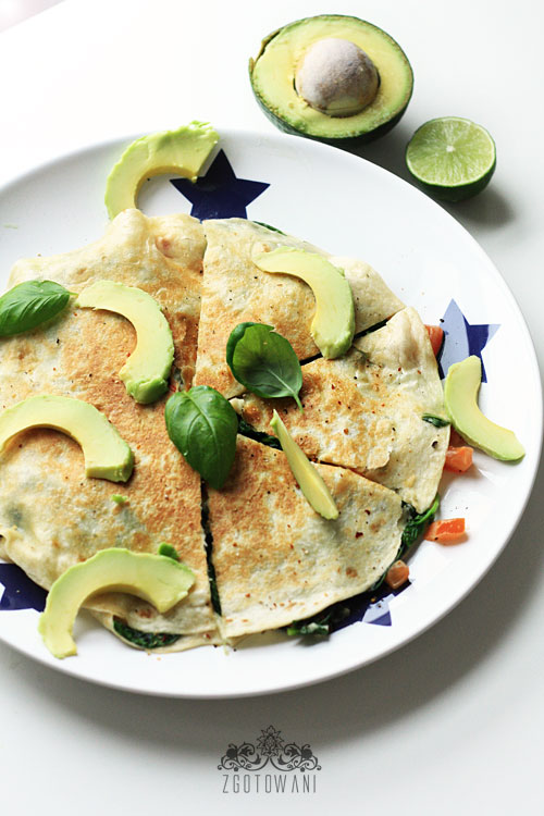 quesadillas-z-caprese-z-dodatkiem-szpinaku-i-awokado-6
