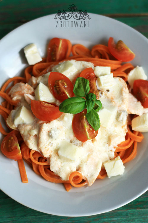 makaron-z-lososiem,-mozzarella-i-pomidorami-8