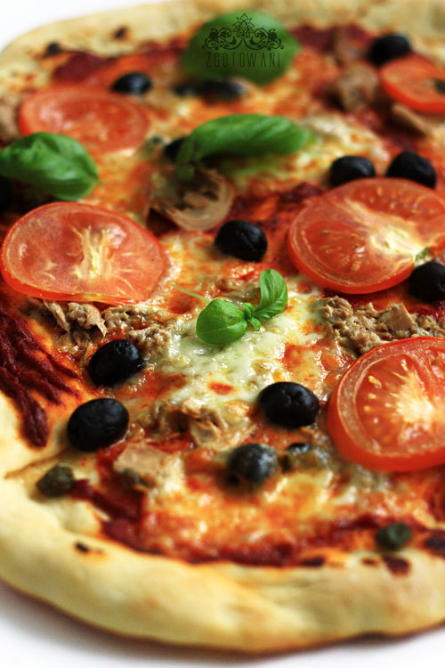 pizza-z-tunczykiem-oliwkami-i-kaparami-1