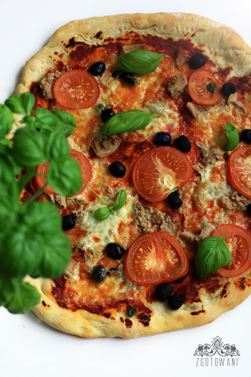 pizza-z-tunczykiem-oliwkami-i-kaparami-4