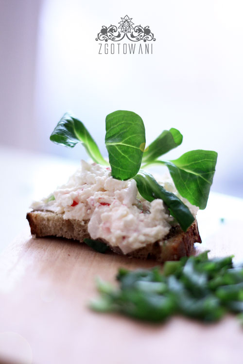 serek-bialy-z-rzodkiewka,-szczypiorkiem-i-roszponka-6