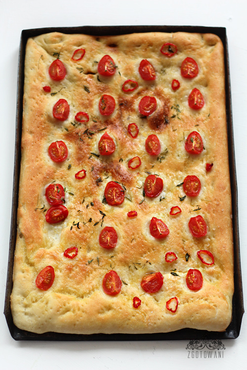 focaccia-z-pomidorkami-i-pikantna-papryczka-1