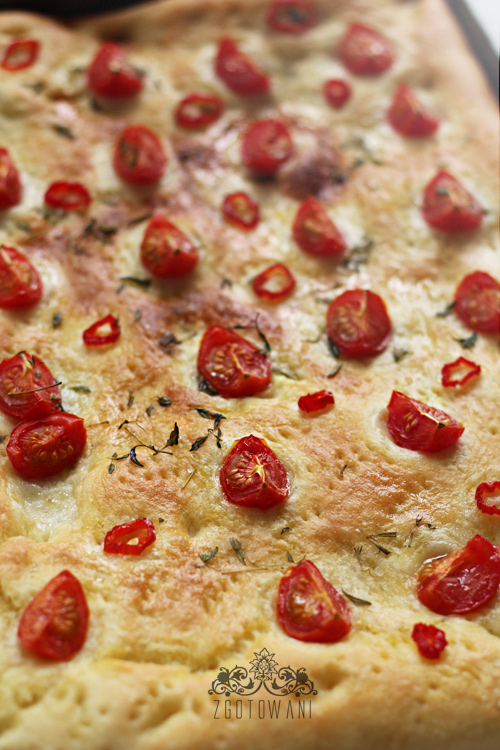 focaccia-z-pomidorkami-i-pikantna-papryczka-3