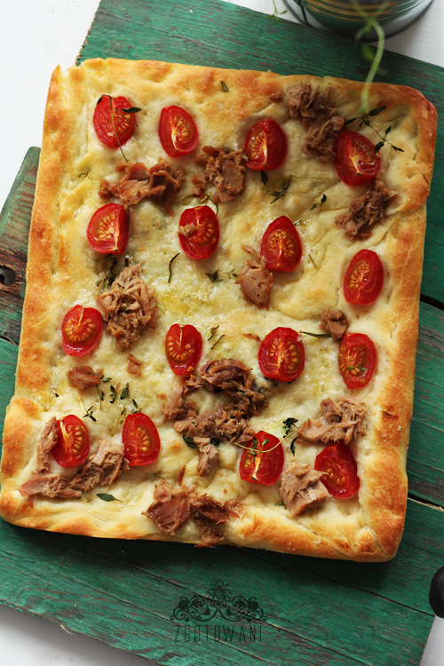 focaccia-z-pomidorkami-i-pikantna-papryczka-oraz-tunczykiem-1