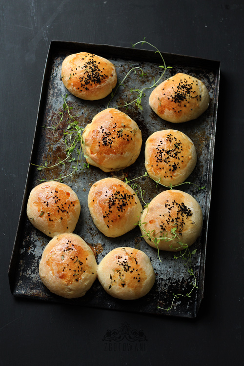 drozdowe-buleczki-z-pieczarkami-mozzarella-i-pomidorem-1