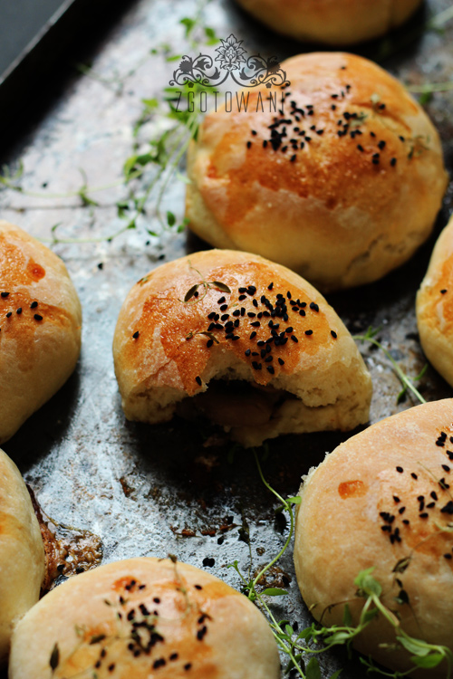 drozdowe-buleczki-z-pieczarkami-mozzarella-i-pomidorem-3