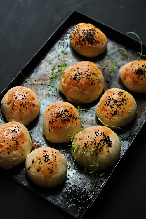 drozdowe-buleczki-z-pieczarkami-mozzarella-i-pomidorem-6