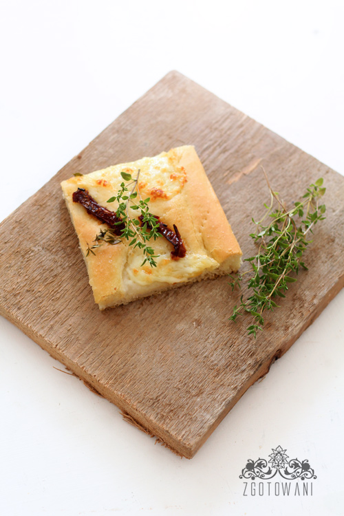 focaccia-z-mozzarella-i-suszonymi-pomidorami-12