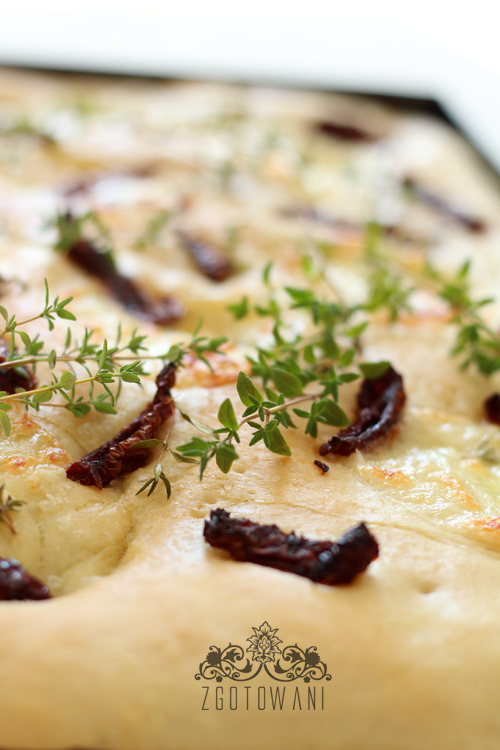 focaccia-z-mozzarella-i-suszonymi-pomidorami-5