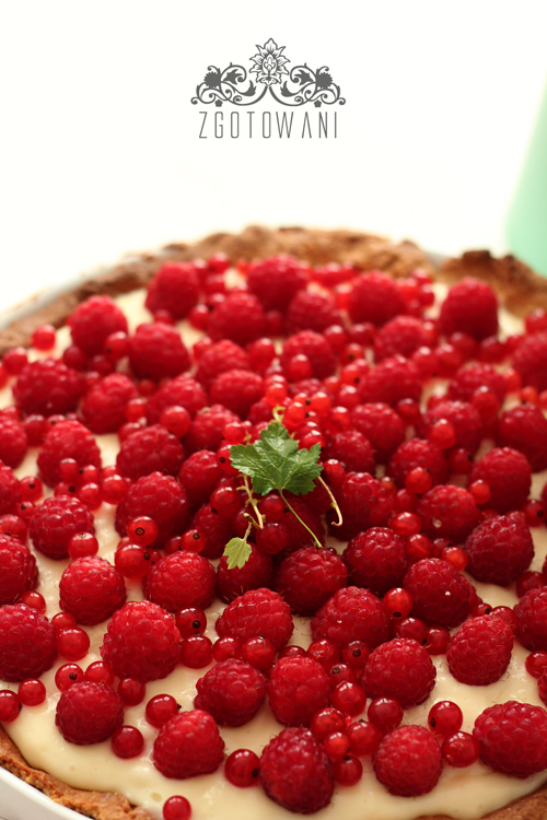 pyszna-tarta-z-masa-budyniowa-i-malinami-1