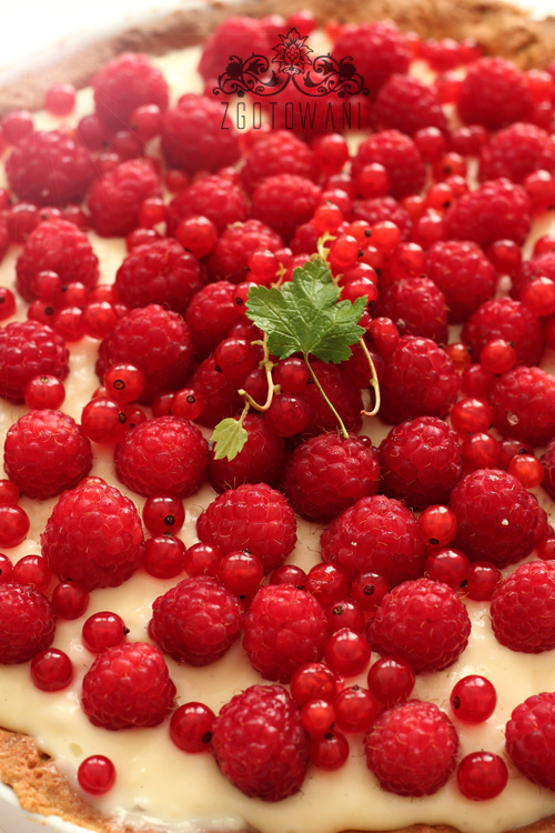 pyszna-tarta-z-masa-budyniowa-i-malinami-5