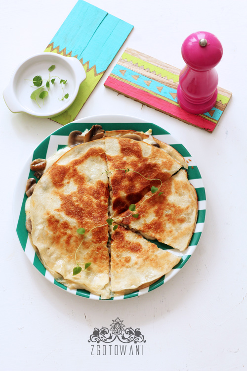 quesadillas-z-pieczarkami-i-mozzarella-1
