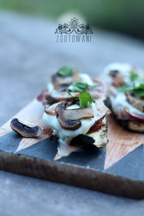 grillowana-cukinia-z-szynka-szwarcwaldzka,-mozzarella-i-pieczarkami-5