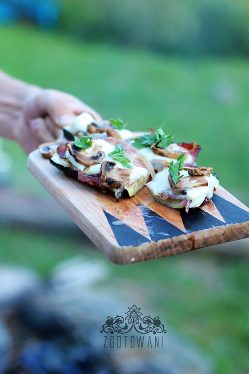 grillowana-cukinia-z-szynka-szwarcwaldzka,-mozzarella-i-pieczarkami-8
