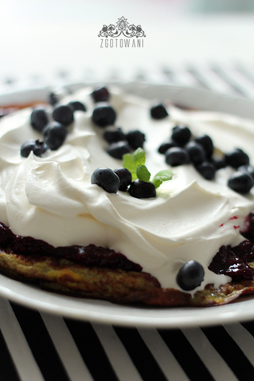 omlet-z-bita-smietana-i-jezynami-3