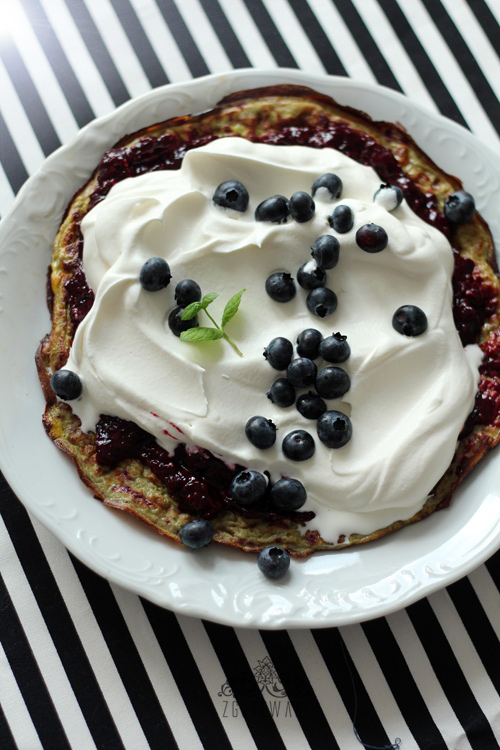omlet-z-bita-smietana-i-jezynami-5