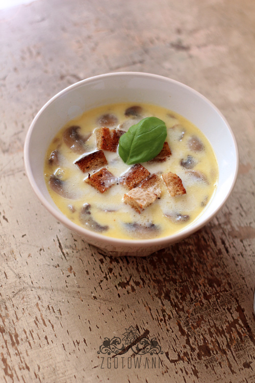 zupa-czosnkowa-z-pieczarkami-i-grzankami-1