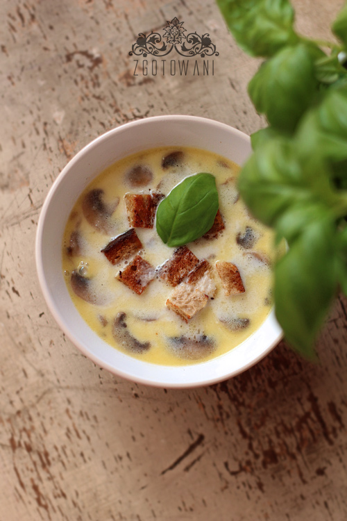 zupa-czosnkowa-z-pieczarkami-i-grzankami-3