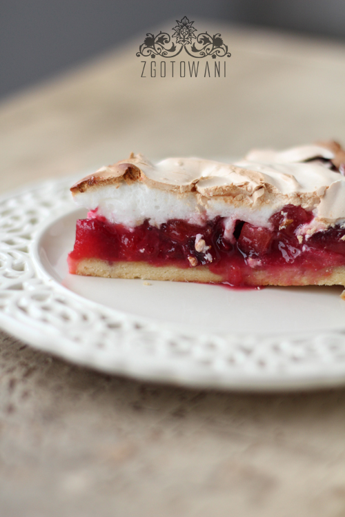 tarta-ze-sliwkami,-gruszkami-i-beza-1