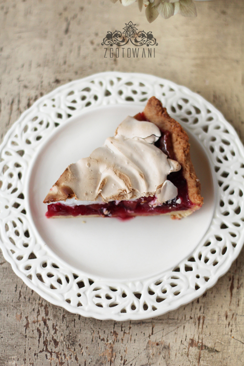 tarta-ze-sliwkami,-gruszkami-i-beza-3