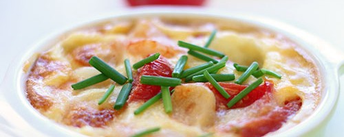 Frittata z krewetkami, pomidorkami koktajlowymi i serem mozzarella