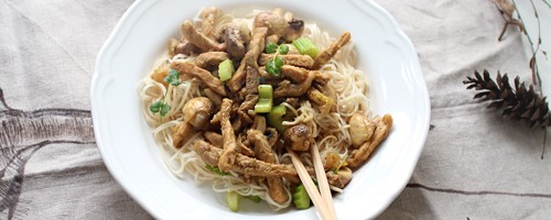 Makaron Chow Mein z wieprzowiną i zieloną pastą curry