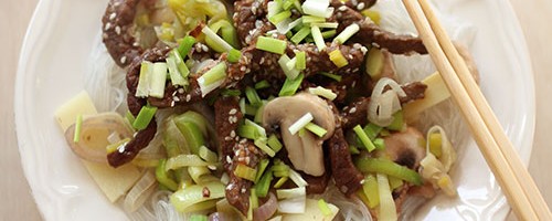 Makaron vermicelli z wołowiną w sezamie