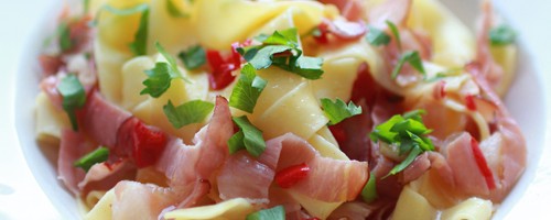 Fettuccine z pikantną papryczką, czosnkiem i szynką szwarcwaldzką