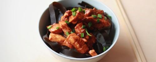 Makaron Vermicelli z pastą miso, łososiem i wodorostami kombu