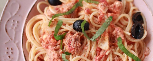 Spaghetti z tuńczykiem, serem feta i oliwkami