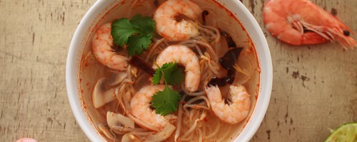 Zupka Tom Yum z makaronem sojowym, krewetkami i kiełkami fasoli mung