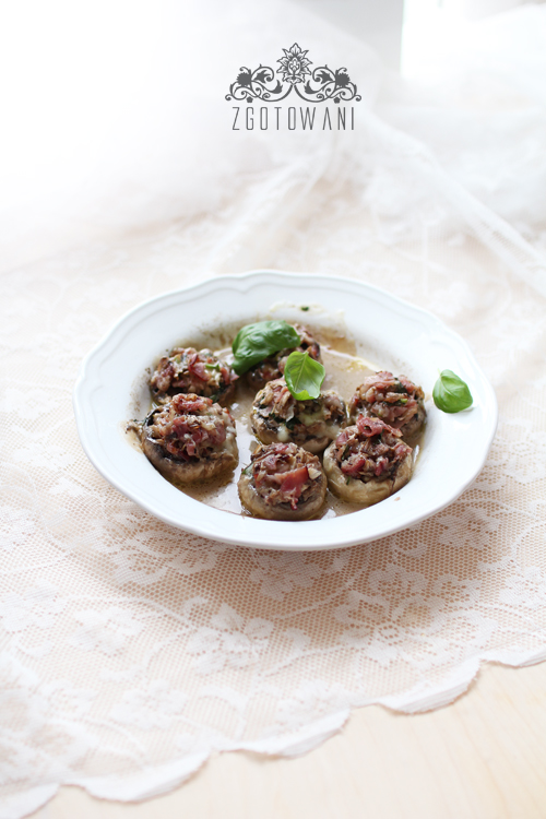 pieczarki-faszerowane-boczkiem,-szynka-szwarcwldzka-i-mozzarella-6