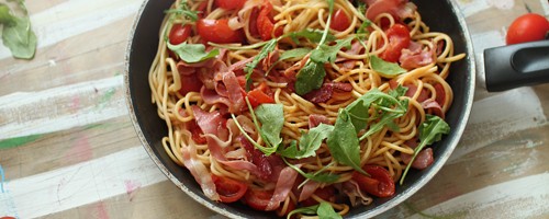 Spaghetti z szynką szwarcwaldzką, pomidorami i rukolą