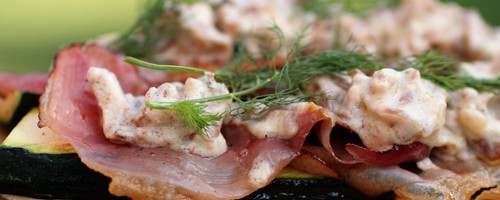 Grillowana cukinia z szynką szwarcwaldzką i sosem kurkowym